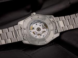 ⁦שעון FORMEX ESSENCE  לוח לבן ורצועת מתכת⁩ – תמונה ⁦3⁩