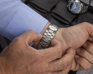 ⁦שעון FORMEX ESSENCE  לוח לבן ורצועת מתכת⁩ – תמונה ⁦2⁩