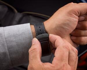 ⁦שעון  FORMEX ESSENCE LEGERRA  עשוי קרבון עם בזל קרמי ולוח בטון⁩ – תמונה ⁦4⁩