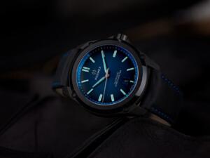 ⁦שעון  FORMEX ESSENCE LEGERRA  עשוי קרבון עם בזל קרמי ולוח כחול⁩ – תמונה ⁦8⁩