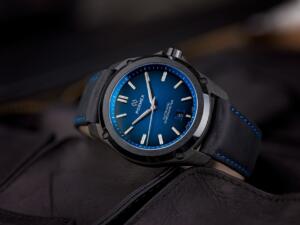 שעון  FORMEX ESSENCE LEGERRA  עשוי קרבון עם בזל קרמי ולוח כחול