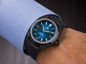 ⁦שעון  FORMEX ESSENCE LEGERRA  עשוי קרבון עם בזל קרמי ולוח כחול⁩ – תמונה ⁦6⁩