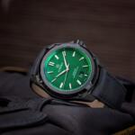 שעון  FORMEX ESSENCE LEGERRA  עשוי קרבון עם בזל קרמי ולוח ירוק