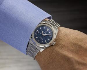 ⁦שעון FORMEX ESSENCE  לוח כחול ורצועת מתכת⁩ – תמונה ⁦5⁩