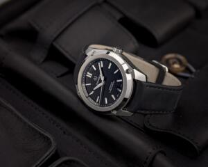 ⁦שעון FORMEX ESSENCE  לוח שחור ורצועת מתכת⁩ – תמונה ⁦5⁩