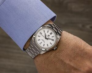 ⁦שעון FORMEX ESSENCE  לוח לבן ורצועת מתכת⁩ – תמונה ⁦5⁩