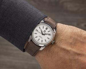 ⁦שעון FORMEX ESSENCE  לוח לבן ורצועת מתכת⁩ – תמונה ⁦6⁩