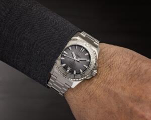 ⁦שעון FORMEX REEF 300M COSC  לוח כסוף ורצועת מתכת⁩ – תמונה ⁦4⁩