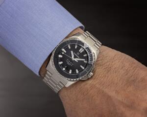 ⁦שעון FORMEX REEF 300M COSC  לוח שחור ורצועת מתכת⁩ – תמונה ⁦5⁩