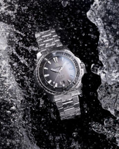 ⁦שעון FORMEX REEF 300M COSC  לוח שחור ורצועת מתכת⁩ – תמונה ⁦2⁩