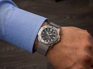 ⁦שעון FORMEX REEF GMT 300M COSC  לוח שחור ורצועת מתכת⁩ – תמונה ⁦10⁩