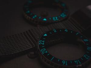 ⁦שעון FORMEX REEF GMT 300M COSC  לוח שחור עם שנתות רוז גולד ורצועת רשת⁩ – תמונה ⁦5⁩