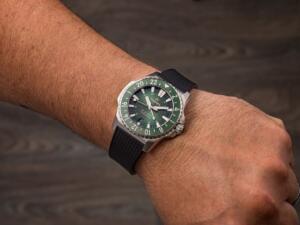 ⁦שעון FORMEX REEF GMT 300M COSC  לוח ירוק ורצועת מתכת⁩ – תמונה ⁦5⁩