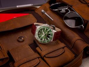 ⁦שעון FORMEX REEF GMT 300M COSC  לוח ירוק ורצועת מתכת⁩ – תמונה ⁦6⁩