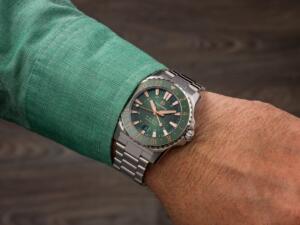 ⁦שעון FORMEX REEF GMT 300M COSC  לוח ירוק ורצועת מתכת⁩ – תמונה ⁦4⁩