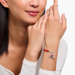 ⁦Thomas Sabo תליון צ'ארם מכסף מושחר בעיצוב ורד אדום 2076-664-10⁩ – תמונה ⁦2⁩